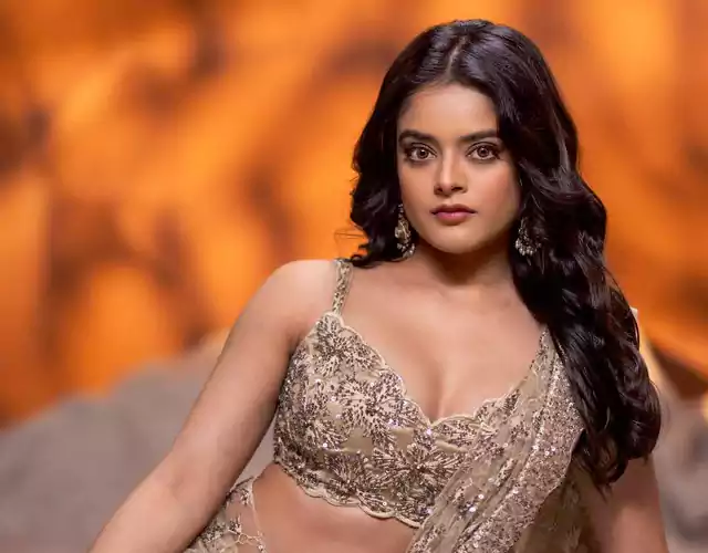 Riddhi Kumar Looks Drop Dead Gorgeous